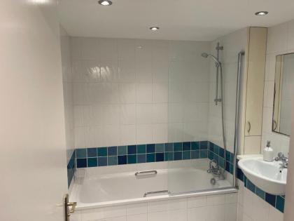 City Haven King En-suite & Double Room With Parking - image 21