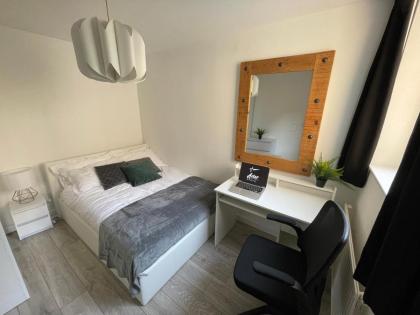 City Haven King En-suite & Double Room With Parking - image 22