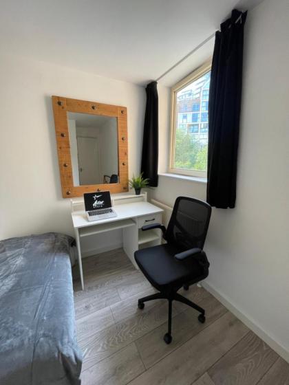 City Haven King En-suite & Double Room With Parking - image 23