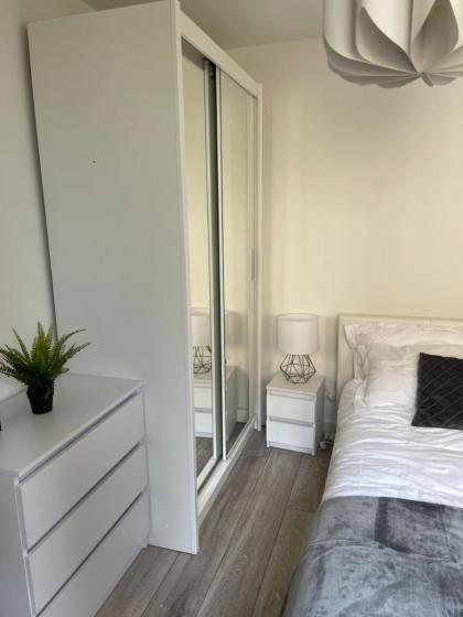 City Haven King En-suite & Double Room With Parking - image 25