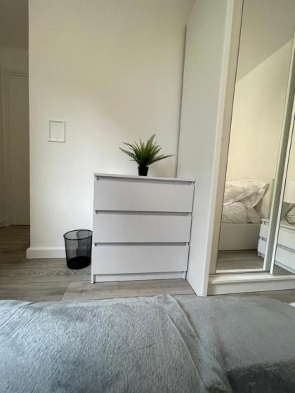 City Haven King En-suite & Double Room With Parking - image 26