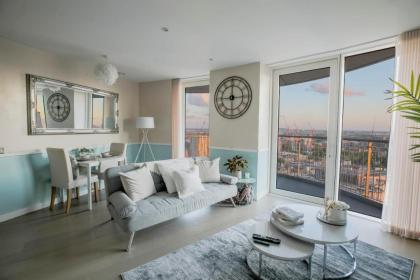 Amazing London City Skyline View & Transport Links