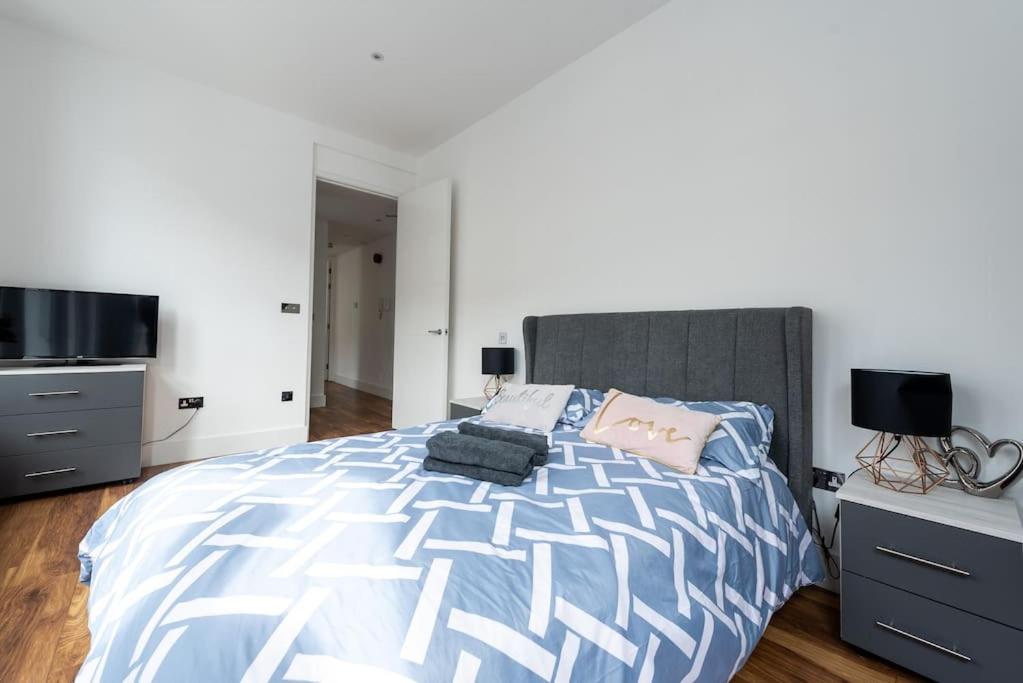 Beautiful Apartment by Hyde Park SS2 - main image