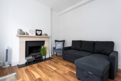 Beautiful Apartment by Hyde Park SS2 - image 10
