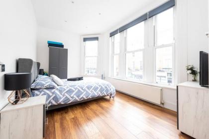 Beautiful Apartment by Hyde Park SS2 - image 2