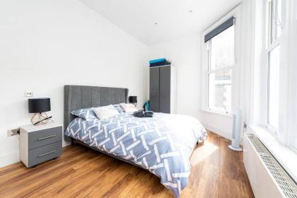 Beautiful Apartment by Hyde Park SS2 - image 3