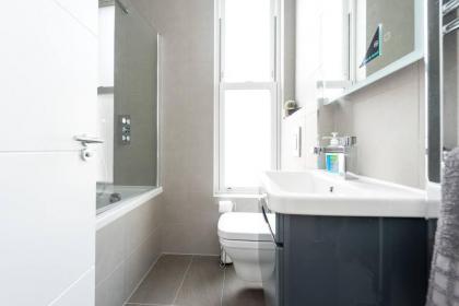 Beautiful Apartment by Hyde Park SS2 - image 5