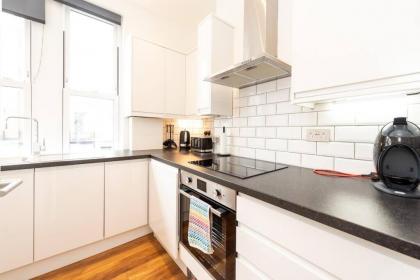Beautiful Apartment by Hyde Park SS2 - image 6