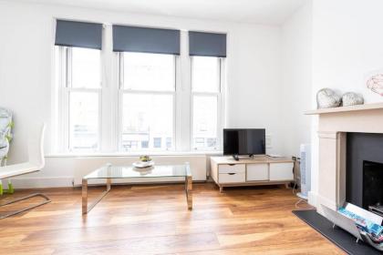 Beautiful Apartment by Hyde Park SS2 - image 7