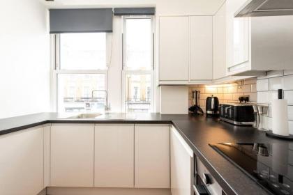 Beautiful Apartment by Hyde Park SS2 - image 9