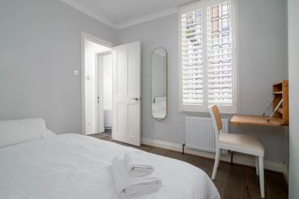 GuestReady - Modern Apt in Chelsea with a Terrace - image 21