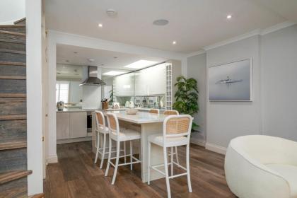 GuestReady - Modern Apt in Chelsea with a Terrace - image 24