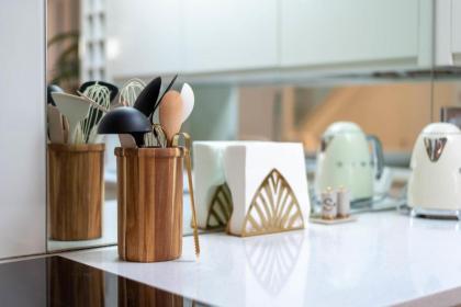 GuestReady - Modern Apt in Chelsea with a Terrace - image 25