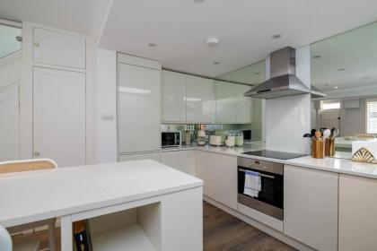 GuestReady - Modern Apt in Chelsea with a Terrace - image 27