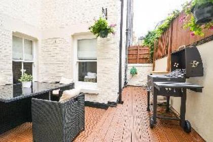Beautiful 2bed 2bath Duplex Baker St - image 2