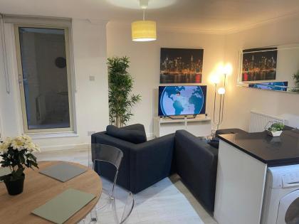 Luxe Haven En-suite & Double Room Flat With Parking - image 22