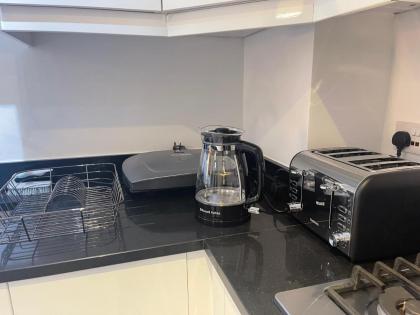 Luxe Haven En-suite & Double Room Flat With Parking - image 25