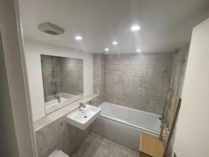 Luxe Haven En-suite & Double Room Flat With Parking - image 27