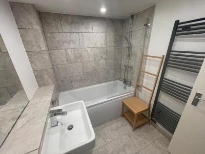Luxe Haven En-suite & Double Room Flat With Parking - image 28