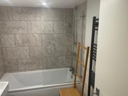 Luxe Haven En-suite & Double Room Flat With Parking - image 29