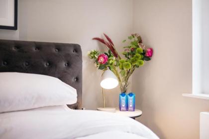 Elegant 1 bed apartment- Hampstead Village - image 25