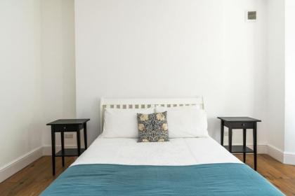Fantastic 3 Bedroom Flat West Hampstead - image 11