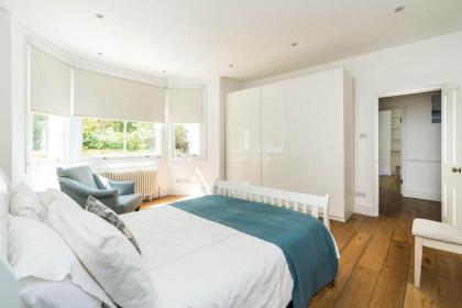 Fantastic 3 Bedroom Flat West Hampstead - image 12