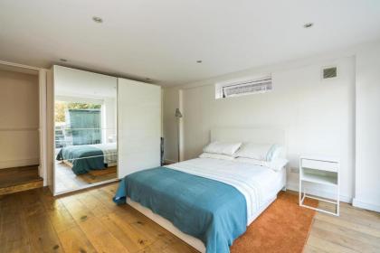 Fantastic 3 Bedroom Flat West Hampstead - image 14
