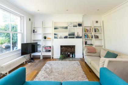 Fantastic 3 Bedroom Flat West Hampstead - image 6