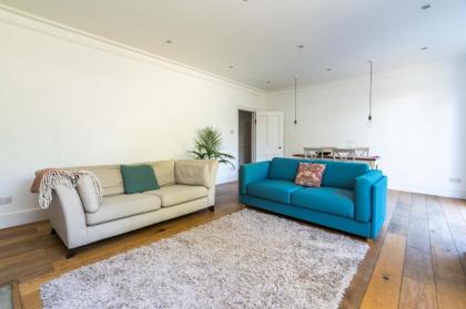 Fantastic 3 Bedroom Flat West Hampstead - image 8