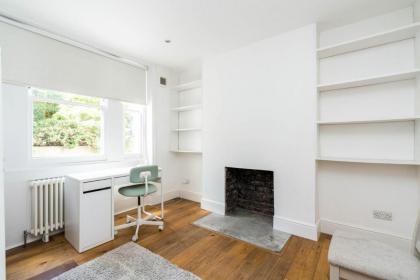 Fantastic 3 Bedroom Flat West Hampstead - image 9