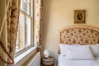 An elegant Late-Victorian style two BR apartment - image 11