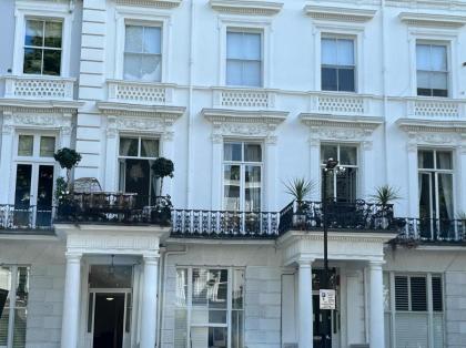 2-3 bedroom 2 roof terraces prime Notting Hill