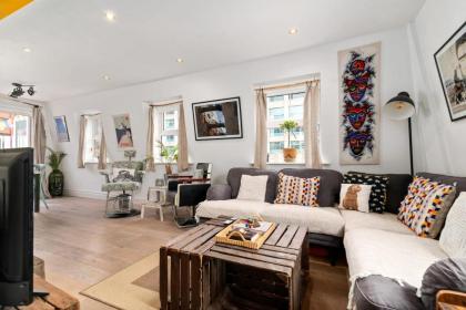 GuestReady - Artsy Penthouse in Heart of the City - image 10