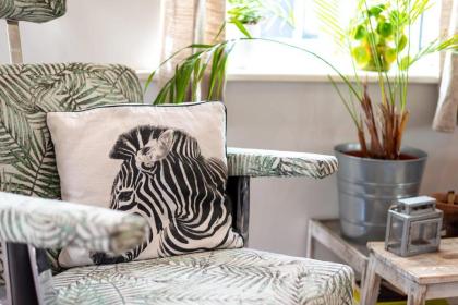 GuestReady - Artsy Penthouse in Heart of the City - image 11