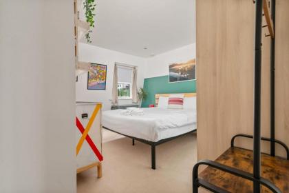 GuestReady - Artsy Penthouse in Heart of the City - image 12