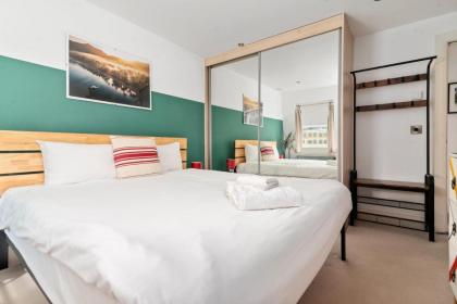 GuestReady - Artsy Penthouse in Heart of the City - image 13