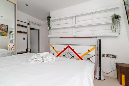 GuestReady - Artsy Penthouse in Heart of the City - image 14