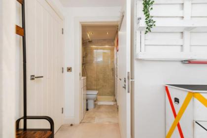 GuestReady - Artsy Penthouse in Heart of the City - image 15