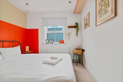 GuestReady - Artsy Penthouse in Heart of the City - image 16