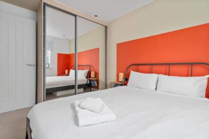 GuestReady - Artsy Penthouse in Heart of the City - image 17
