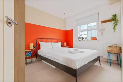 GuestReady - Artsy Penthouse in Heart of the City - image 18