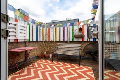 GuestReady - Artsy Penthouse in Heart of the City - image 2