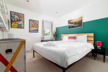GuestReady - Artsy Penthouse in Heart of the City - image 3