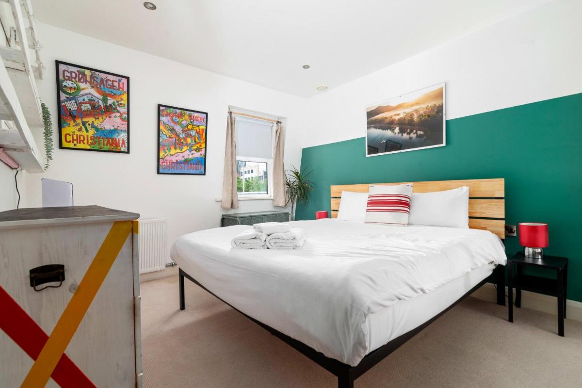 GuestReady - Artsy Penthouse in Heart of the City - image 3