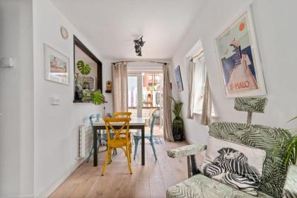 GuestReady - Artsy Penthouse in Heart of the City - image 4