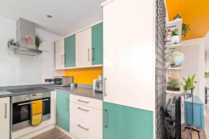 GuestReady - Artsy Penthouse in Heart of the City - image 5