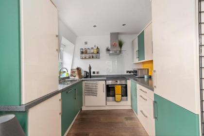GuestReady - Artsy Penthouse in Heart of the City - image 6