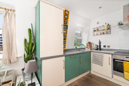 GuestReady - Artsy Penthouse in Heart of the City - image 7