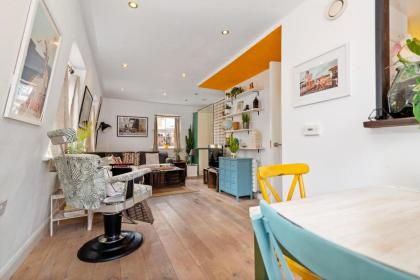 GuestReady - Artsy Penthouse in Heart of the City - image 8